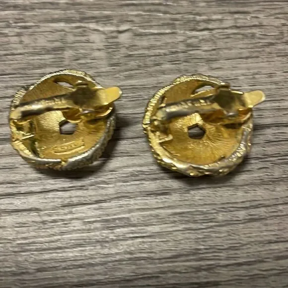 Crown Trifari Gold clip on Earrings/Crown Trifari Gold Swirl Earrings - Picture 5 of 8